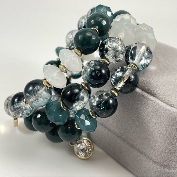 Beautiful Unsigned Chico’s Gold Tone Green White Glass Acrylic Beaded Bracelet - Picture 4 of 5